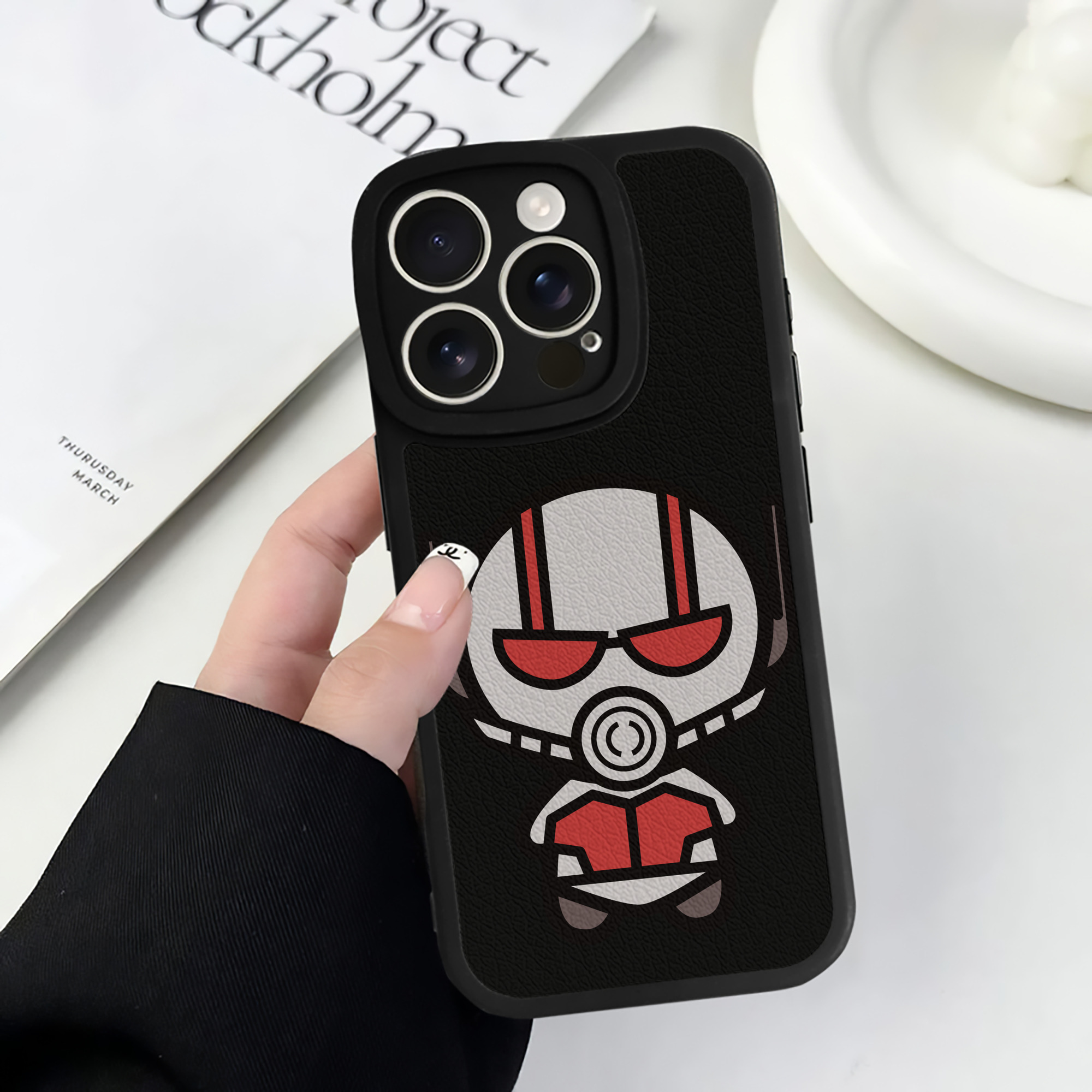 （画像用） アベンジャーズ The Avengers 【iPhone 16シリーズ対応】シリコンスマホケース（レザー調） 材質：シリコン